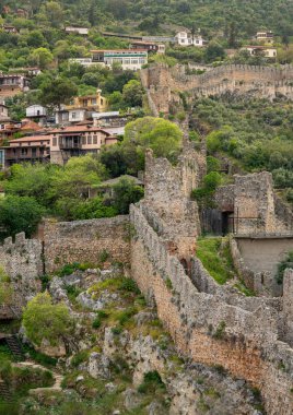 Türkiye 'nin turistik bölgelerinden biri olan Antalya' nın Alanya ilçesindeki tarihi Kızıl Kule. Türkçe adı Kizil Kule