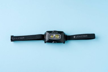 Antalya, Türkiye - 16 Ekim 2024: Ledlenser HF4R Core far mavi arka planda. Led Lenser far
