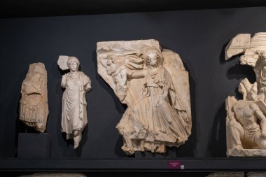 Selcuk, İzmir, Türkiye - 5 Temmuz 2024: Artemis Tapınağı modelinin sergilendiği İzmir 'in Selcuk kentindeki Efes Arkeoloji Müzesi