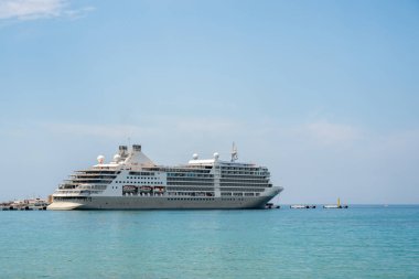 Kusadasi, Türkiye - 4 Temmuz 2024: Türkiye 'nin Kusadasi limanında demirli bir yolcu gemisi, yolcularını bekliyor
