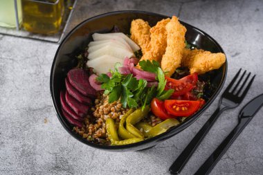 Kapari, tempura karides ve turşulu karabuğday salatası. Sağlıklı yeme kavramı
