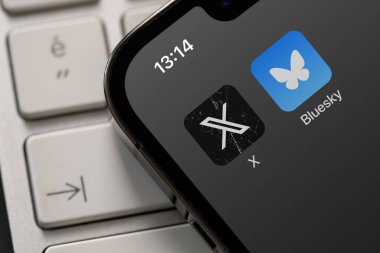 Antalya, Türkiye - 19 Kasım 2024: Bluesky Sosyal ve X (Twitter) uygulaması iPhone ekranında gösterildi