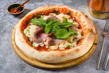 Jambonlu ve acı soslu Napoli pizzası.