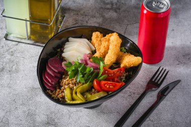 Kapari, tempura karides ve turşulu karabuğday salatası. Sağlıklı yeme kavramı