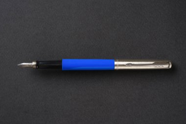 Antalya, Türkiye - 29 Mayıs 2024: Koyu gri arka planda Parker Jotter Dolma Kalemi