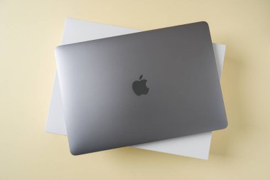 Antalya, Türkiye - 28 Kasım 2024: Gri MacBook Air M1