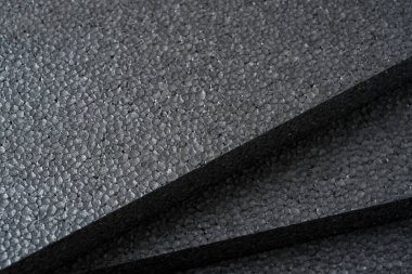 Üstüste dizilmiş gri termal yalıtım stiroköpük tabakalarının üst görünümü