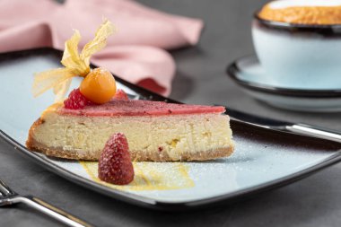 Çilekli cheesecake ve kapuçino.