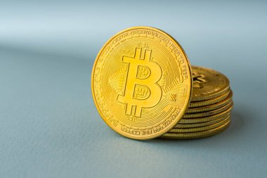 Mavi arka planda altın gibi parlak bir Bitcoin BTC Kripto Para Parasının yakın plan görüntüsü
