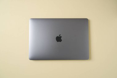Antalya, Türkiye - 28 Kasım 2024: Gri MacBook Air M1
