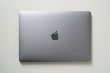 Antalya, Türkiye - 28 Kasım 2024: Gri MacBook Air M1