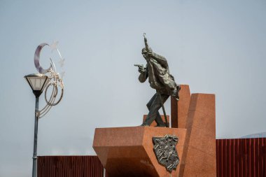 İzmir, Türkiye - 3 Temmuz 2024: İzmir Konak Meydanı 'ndaki Hasan Tahsin Birinci Mermi Anıtı