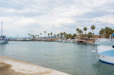 Taraf, Manavgat, Türkiye - 9 Nisan 2024: Türkiye 'nin eşsiz ve tarihi tatil beldelerinden biri olan Side' daki gezi tekneleri ve kasaba meydanı