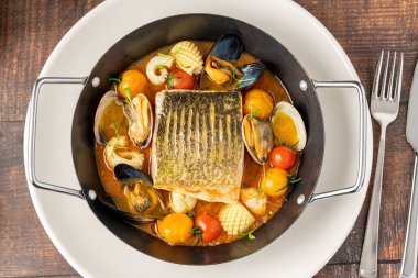 Balık, midye, karides ve mürekkep balığı ile Bouillabaisse deniz ürünleri güveci