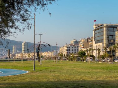 Kordon Caddesi manzarası, feribot iskelesi ve İzmir Pasaport Bölgesi 'ndeki denizden yükseltilmiş binalar.