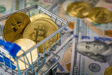 100 dolarlık alışveriş arabasında duran altın bitcoin paralar. Bitcoin kripto para birimi kavramı