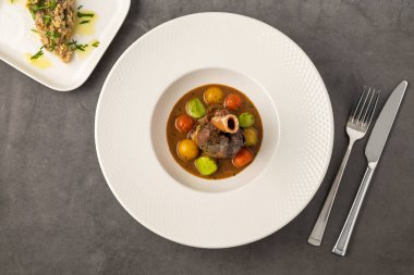 Geleneksel yavaş pişirilmiş kuzu budu ya da soslu kuzu budu.