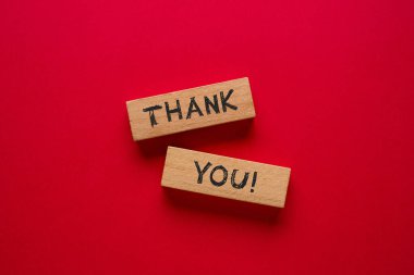 Teşekkür, kırmızı arka planda duran tahta bloklara yazılmıştır.