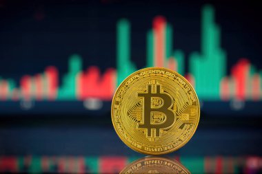 Bitcoin ve kripto para yatırım konsepti. Bitcoin 'in yükseliş ve düşüş grafiğinin önünde duran Altın Bitcoin kripto para sembolü