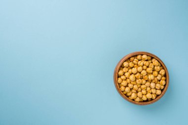 Tahta kasede kavrulmuş bezelye.