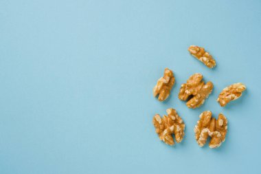 Mavi arkaplanda yarım ceviz çekirdeğinin üst görünümü