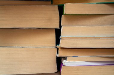 Yığılmış kitapların ve sayfalarının ön yakın plan görüntüsü