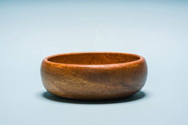 Mavi arka planda ahşap atıştırmalık kasesinin ön görüntüsü