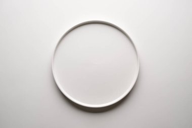 Beyaz zemin üzerinde boş seramik beyaz plakanın üst görünümü