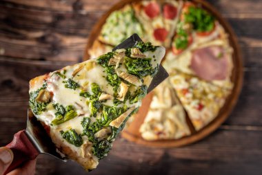 Ahşap arka planda çeşitli el yapımı Arjantin pizzası.