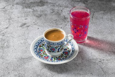 Klasik Türk Kahve fincanında geleneksel lezzetli Türk kahvesi veya Yunan kahvesi