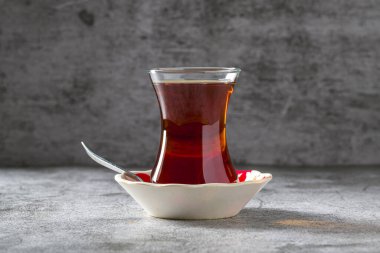 Taş masada klasik çay bardağında taze Türk çayı