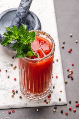 Lüks bir barda karabiberli alkollü kokteyl.