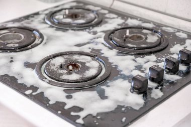 Gaz ocağını mutfak gereçleri, ev konseptleri ya da hijyen ve temizlik ile temizlemek