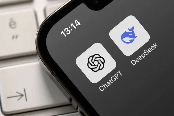 Antalya, Türkiye - 28 Ocak 2025: DeepSeek ve ChatGPT simgeleri iPhone ekranında görüldü