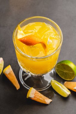 Gri taş masadaki kristal camlı narenciyeli lüks kokteyl.