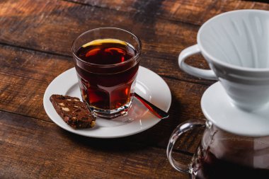 Bir fincan kahve ve üçüncü nesil kahve takımlarını taş zemine döker.