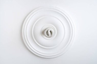 Beyaz tavandaki spiral enerji tasarrufu ampulünün alt görünümü