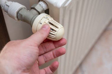 Avrupa 'daki kalorifer kazanının radyatör vanasını kapatan el. Rus savaşı yüzünden doğal gaz sıkıntısı var..