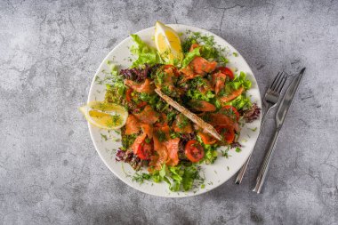 Taş masada füme somon salatası. Sağlıklı yeme kavramı