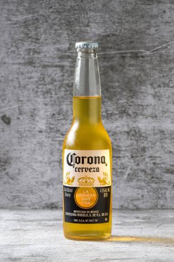 Antalya, Türkiye - 7 Kasım 2023: Corona Cerveza bira şişesi taş bir masada