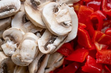 Yakın plan taze mantar ve doğranmış kırmızı biber.