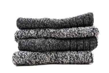 Beyaz arka planda gri yünlü kış çoraplarının üst görüntüsü