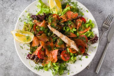 Taş masada füme somon salatası. Sağlıklı yeme kavramı