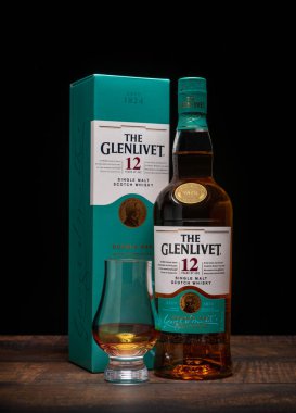 Antalya, Türkiye - 17 Şubat 2025: İskoçya 'nın Speyside bölgesinde üretilen Glenlivet Double Oak Single Scott Whisky
