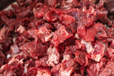 Taze çiğ sığır eti parçaları, pişirmeye hazır.