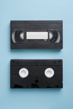 Mavi arkaplanda eski VHS video kasetinin üst görünümü