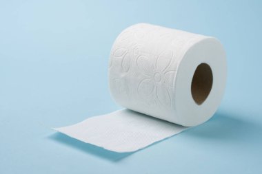 Mavi arkaplanda tuvalet kağıdı rulosunun üst görünümü