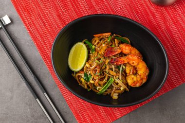 Siyah kasede limonlu karides ve Tayland yemeği.