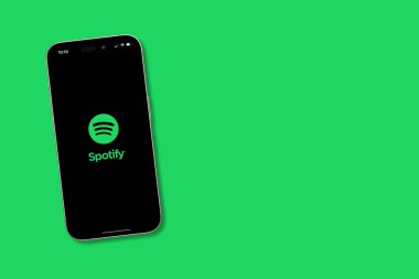 Antalya, Türkiye - 3 Mart 2025: iPhone 16 Pro akıllı telefon ekranındaki müzik uygulaması logosu