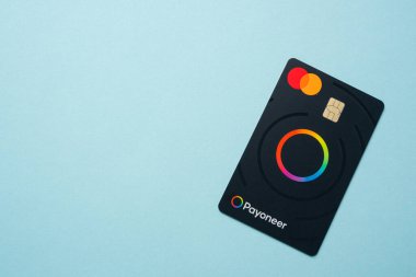 Antalya, Türkiye - 5 Mart 2025: Payonez ödeme sisteminin ödeme kartının üst görünümü